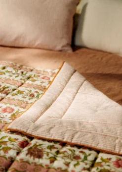 Best Sezane Bedruckte Steppdecke Blumen aus Amalfi - Gewebte Streifen Blush