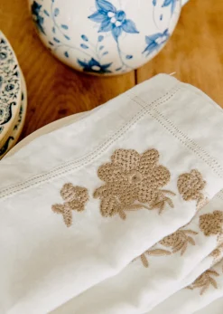 Sale Sezane Set Aus 4 Handtüchern - Gestickte Blumen