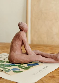 Hot Sezane Skulptur Guénolée Courcoux – Frau Mit Gestreckten Beinen, Großes Modell