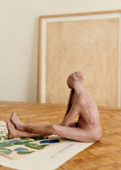 Hot Sezane Skulptur Guénolée Courcoux – Frau Mit Gestreckten Beinen, Großes Modell