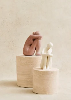 Best Sezane Skulptur Guénolée Courcoux - In Gedanken Versunkene Frau - Kleines Modell